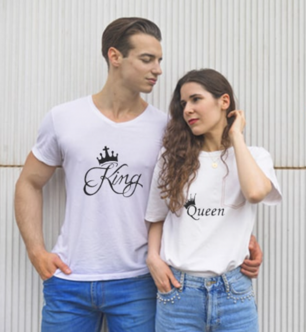 Baju dengan warna kontras yang menarik perhatian